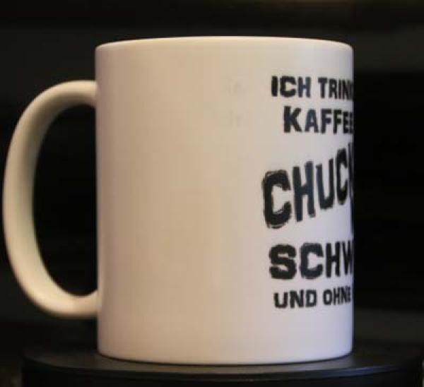 Weiße Tasse mit Spruch "ICH TRINKE MEIN KAFFEE WIE CHUCK NORRIS"